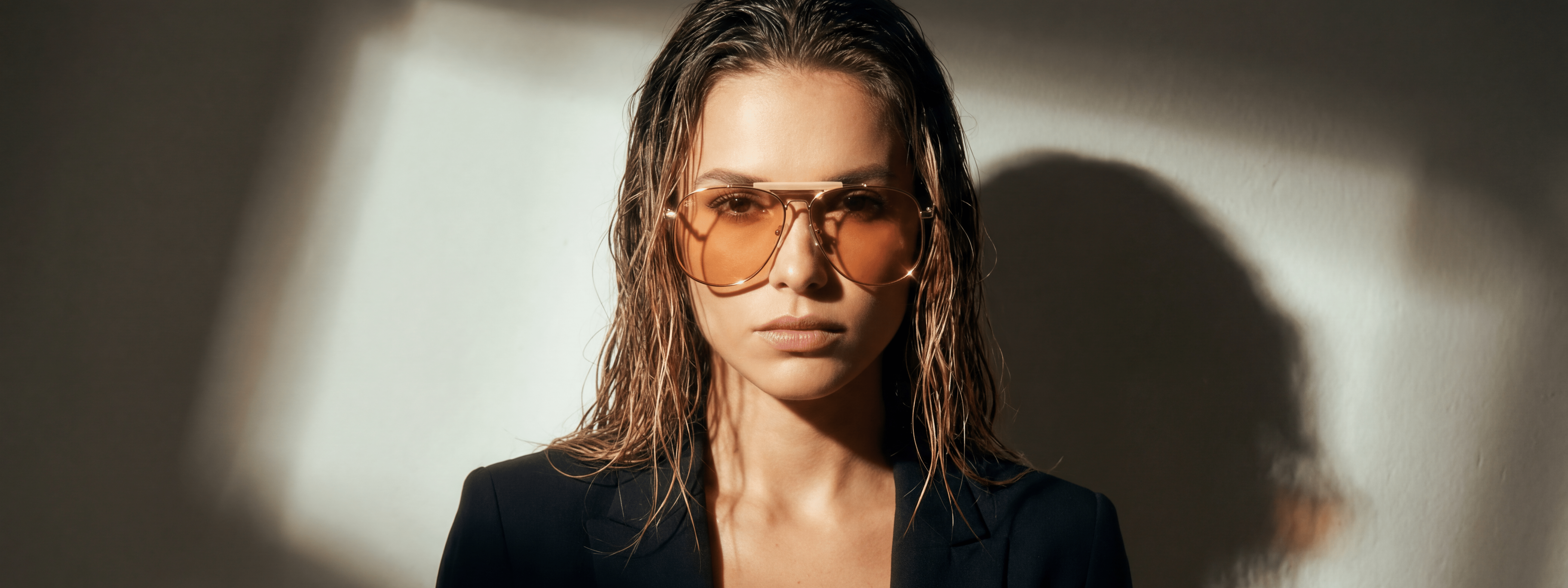 gynaikeia gyalia hliou red raven