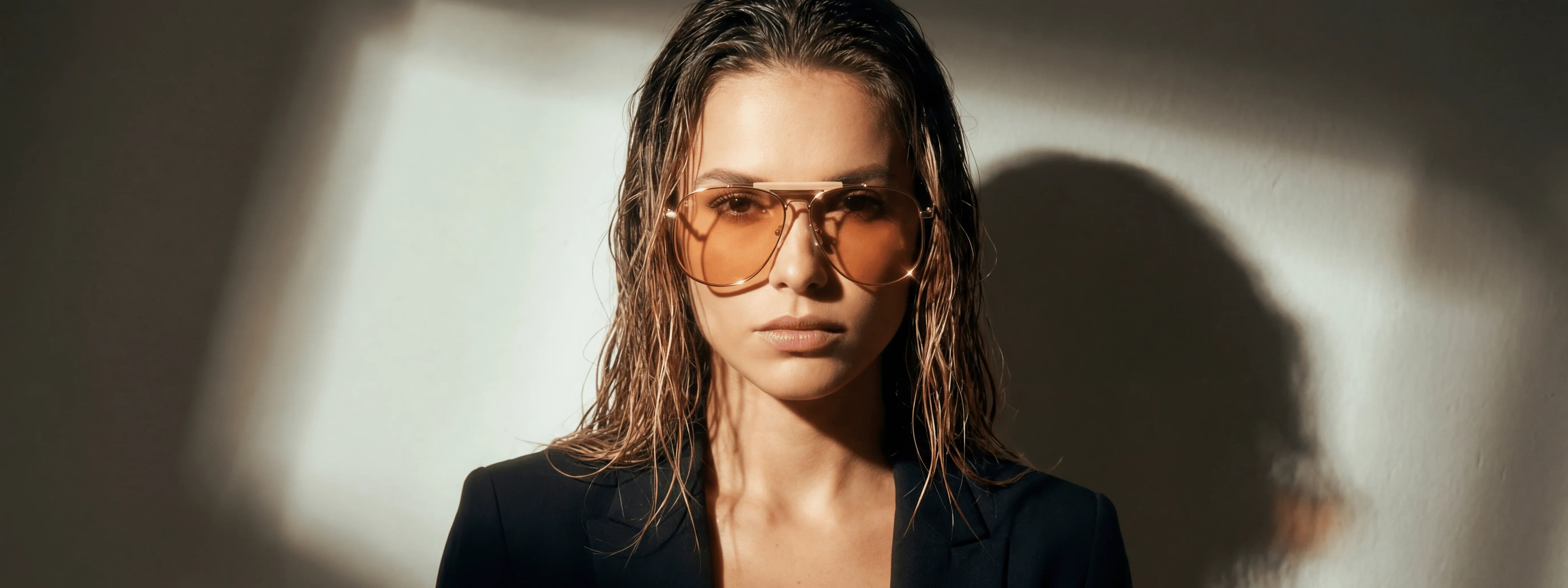 gynaikeia gyalia hliou red raven