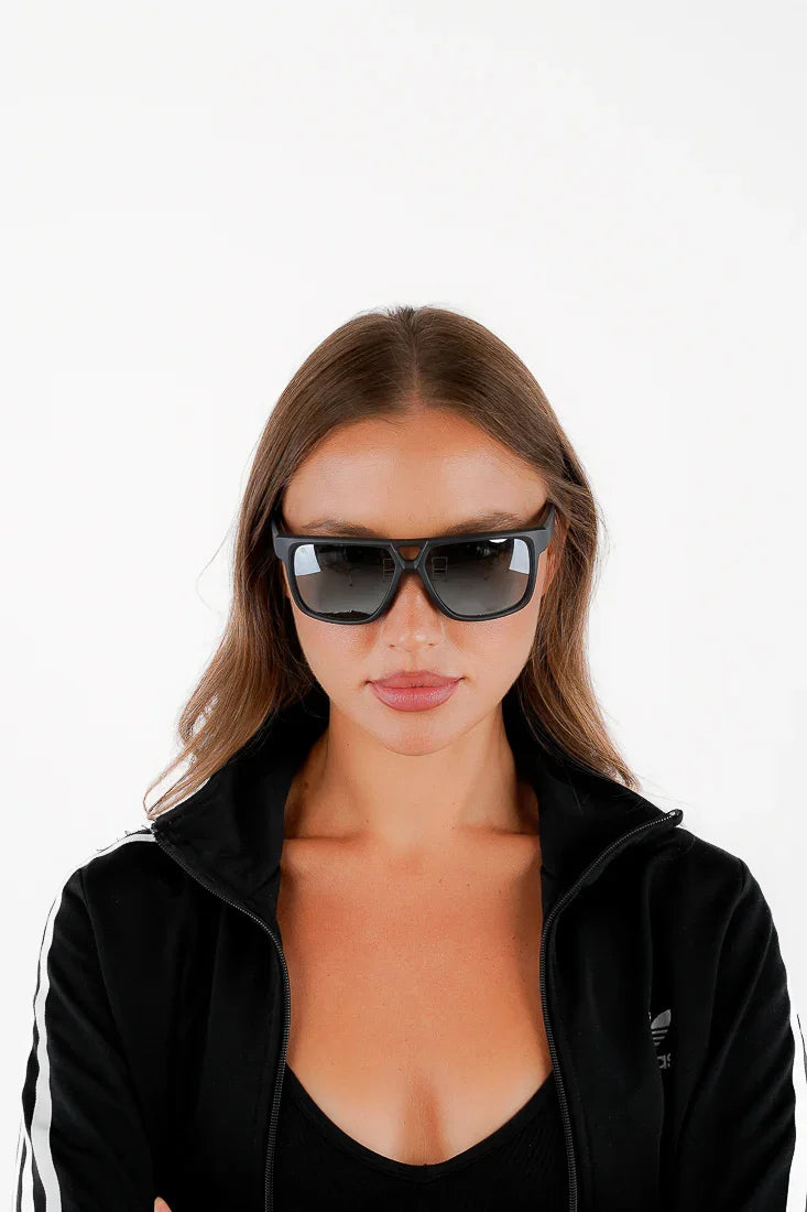 MAVERICK GREY - Red Raven