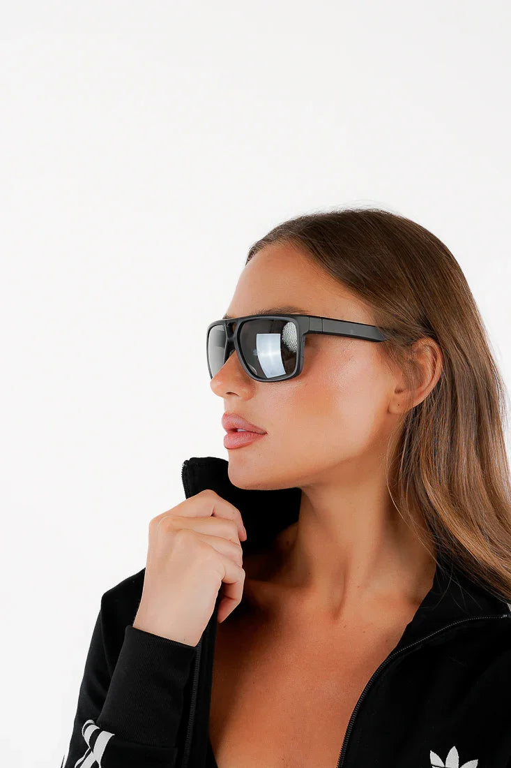 MAVERICK GREY - Red Raven