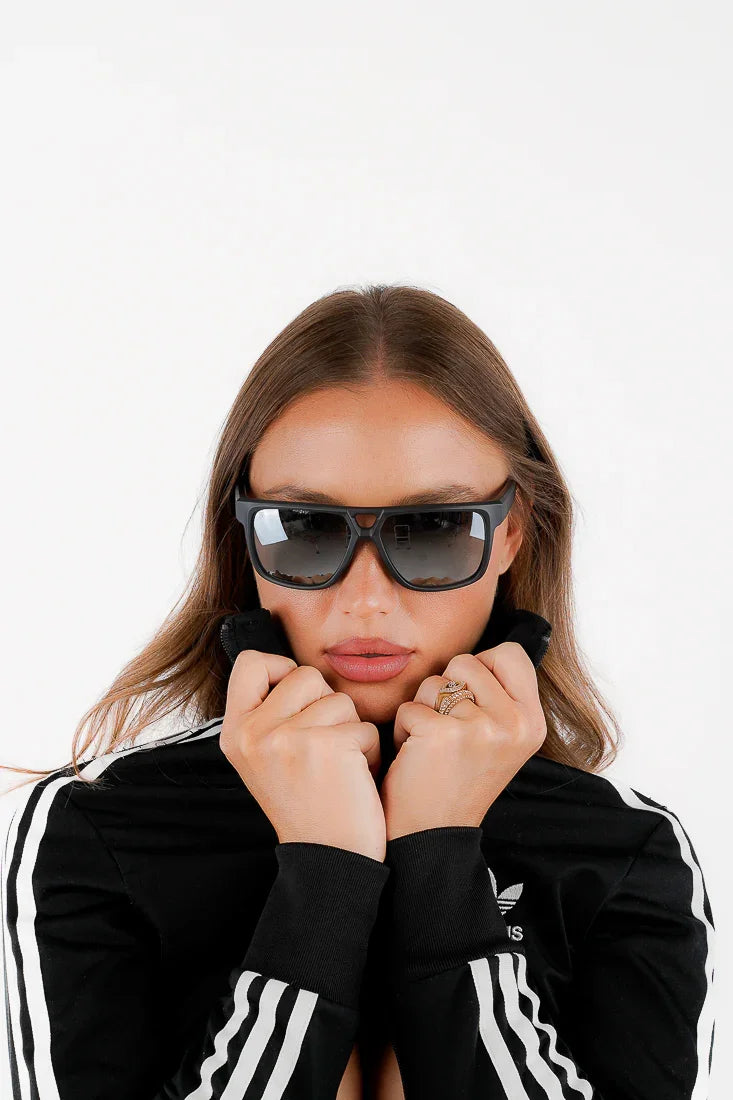 MAVERICK GREY - Red Raven